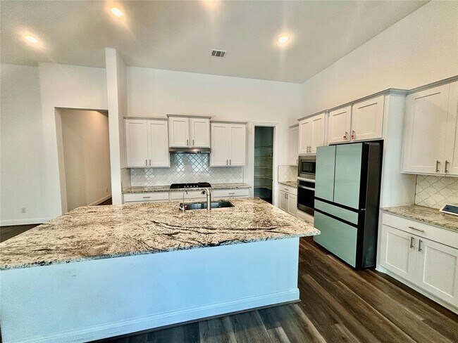 Building Photo - 808 Clear Spring Ln