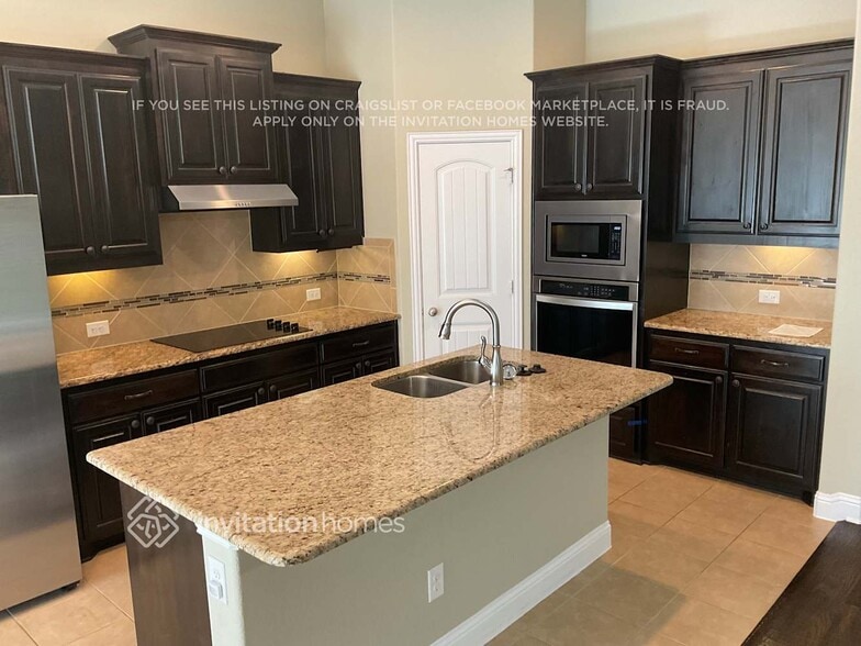 Building Photo - 5609 Paradise Dr