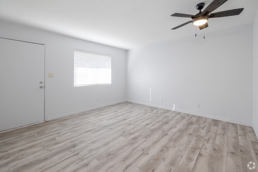 1BR, 1BA - 630SF - Living Room - 2516 W Augusta Ave