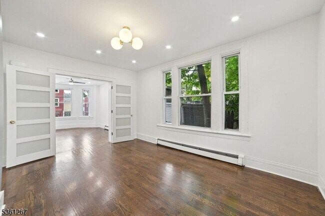 Building Photo - 86 Maple Ave
