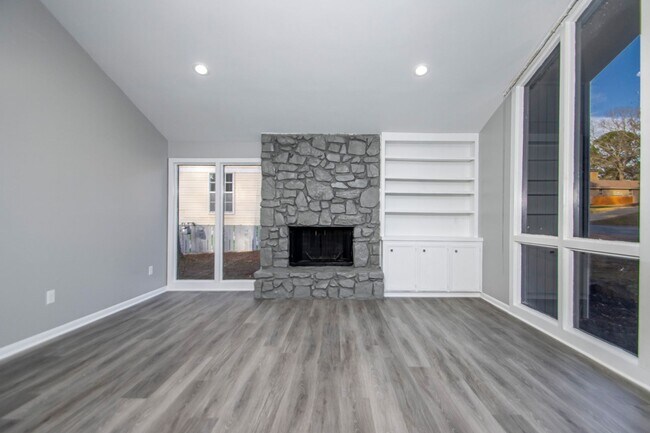 Building Photo - 20 Laver Cir