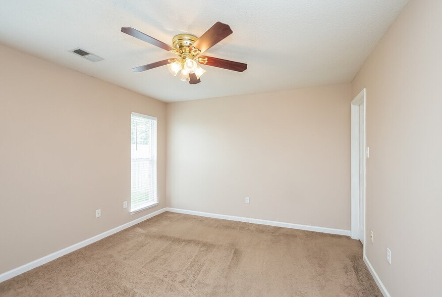 Building Photo - 5378 Russell Dr