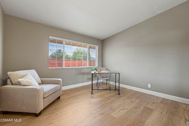 Building Photo - 865 W Hillcrest Dr