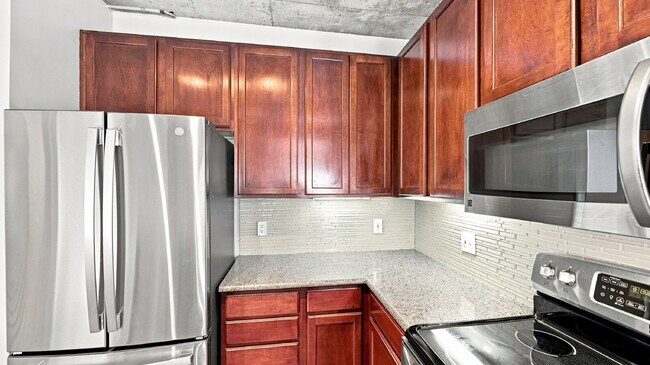 Building Photo - $2,820.95- 2 bed, 1 bath Condo in the heart of Denver with In Unit Laundry!