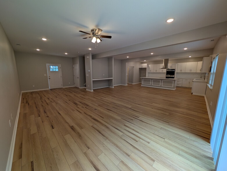 Building Photo - Room in House on Stone Mountain Dr