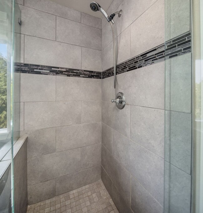 Building Photo - Beautiful home with 5 beds, 3.5 baths for ...