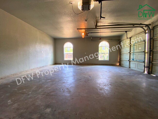 Building Photo - Charming 4 Bedroom 2 Bathroom Home on a Corner Lot in Fort Worth!