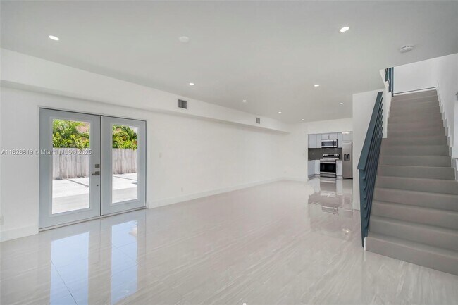 Building Photo - 590 SW 23rd Ave