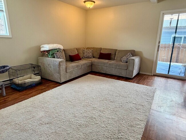 Building Photo - 2 Bedroom Townhouse with Carport