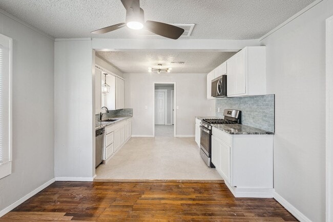 Building Photo - Bright, Spacious & Move-In Ready! Your Tul...