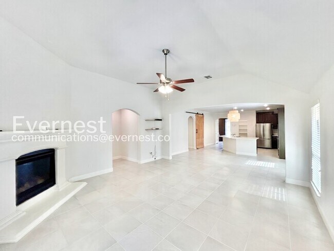 Building Photo - 4 Bed/2 Bath Home with Garage & Fenced Yard / Pet-Friendly / Available Now!