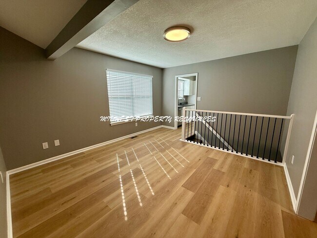 Building Photo - Large Updated 3 Bedroom/2 Bath Duplex in Lee's Summit