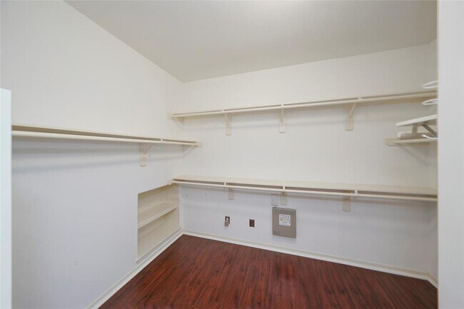 Building Photo - 8406 Oak Villa Ct