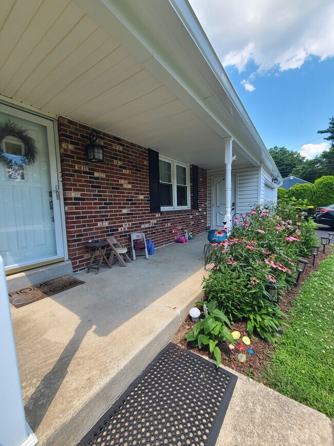 Building Photo - 2105 Hemlock Rd