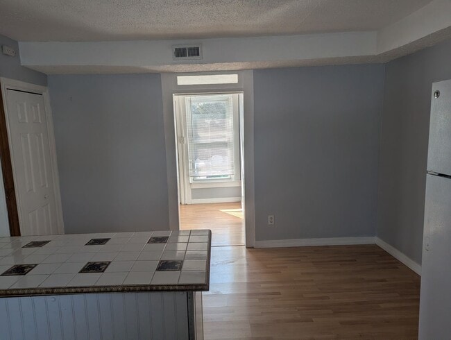 Building Photo - 3 Bedroom 2 Bath SFH