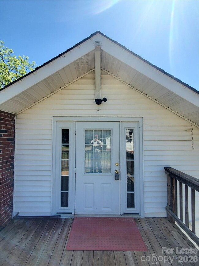 Building Photo - 1435 Davie Ave