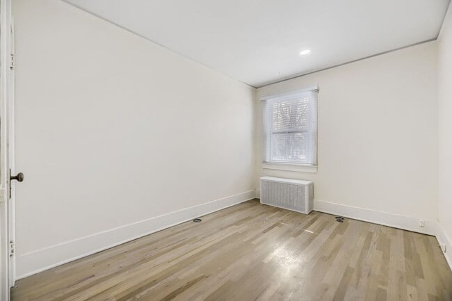 Building Photo - LOCATION LOCATION! Charming and updated bungalow located just west of Wash Park!!  Move in Specia...