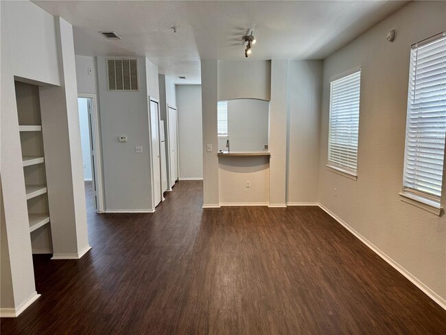 Building Photo - 102 Vista Verdi Cir