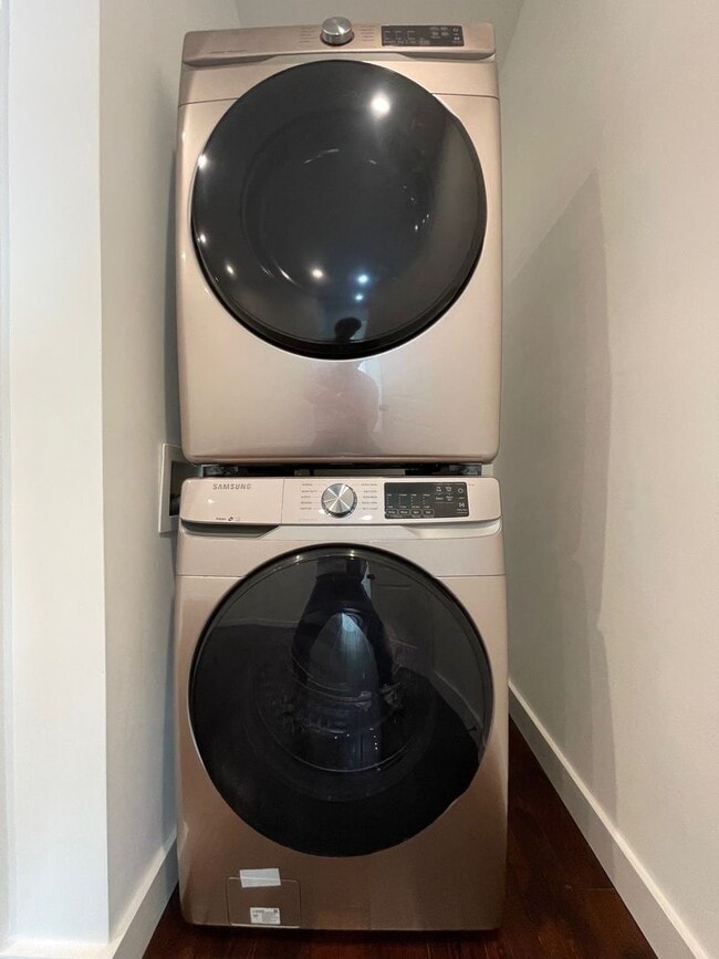 Building Photo - Nice and bright 2 beds and 2 baths with beautiful hardwood floor throughout.