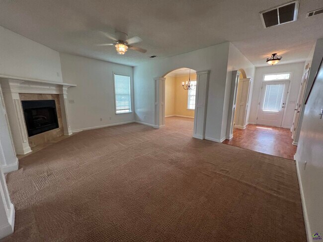 Building Photo - 206 Meyers Lake Dr