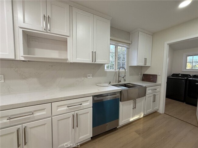 Building Photo - 9123 Woodley Ave
