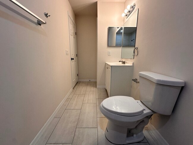 Building Photo - 1020 NE 15th Ln