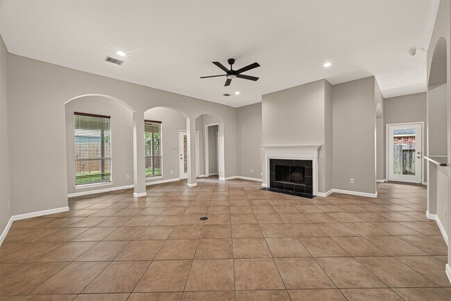 Building Photo - 706 Silver Creek Cir