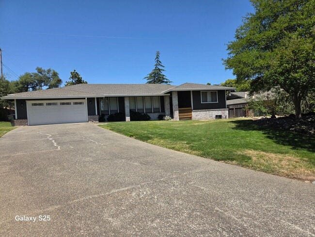 Building Photo - Large Four Bedroom with a Pool in Folsom