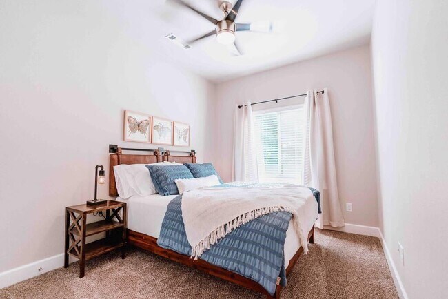 Building Photo - 406 NW Retreat Ln