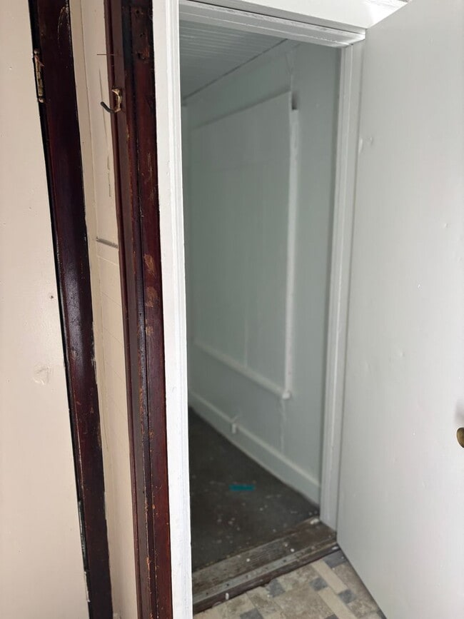Building Photo - Section 8 Accepted! 5 BR 2 BA