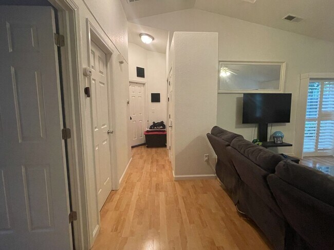 Building Photo - Fantastic East Davis 3 bedroom available for summer move in!
