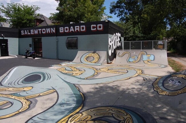 Building Photo - Stunner in the Arts District