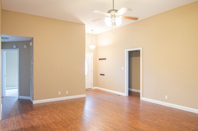 Building Photo - Pet Friendly Ranch!