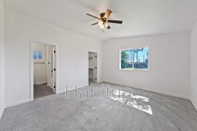 Building Photo - 2041 E Oakridge Ct