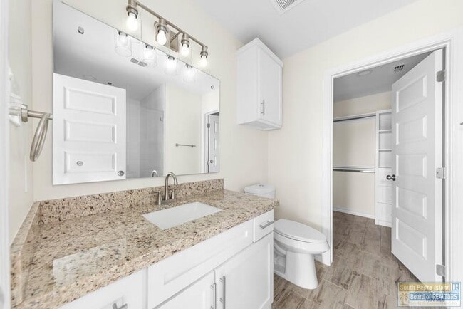 Building Photo - 690 Seminole Ln