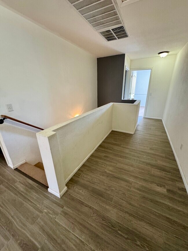 Building Photo - HOUSE FOR RENT