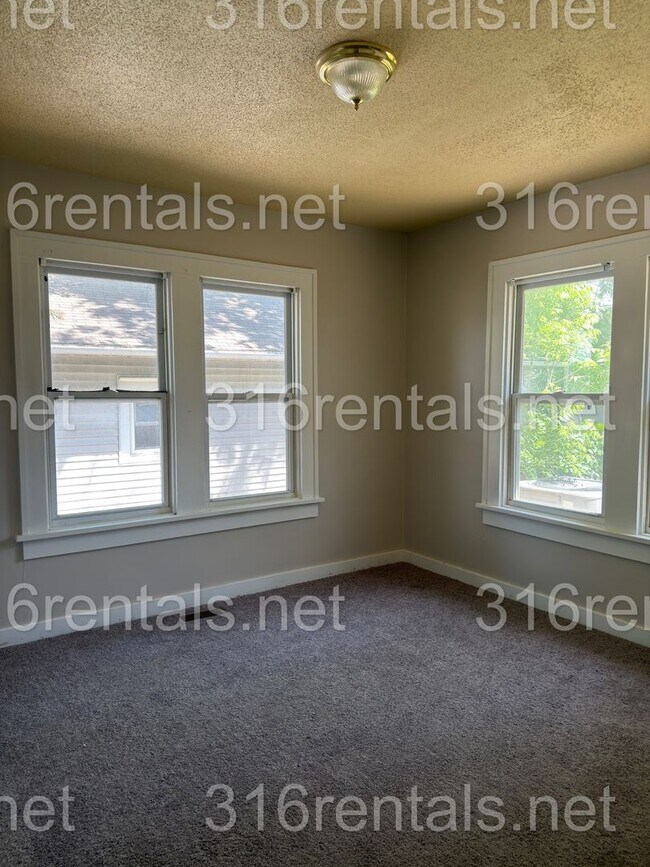Building Photo - Two bed one bath available NOW!