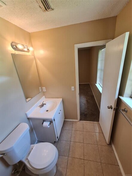 Building Photo - 3024 Cross Creek Dr