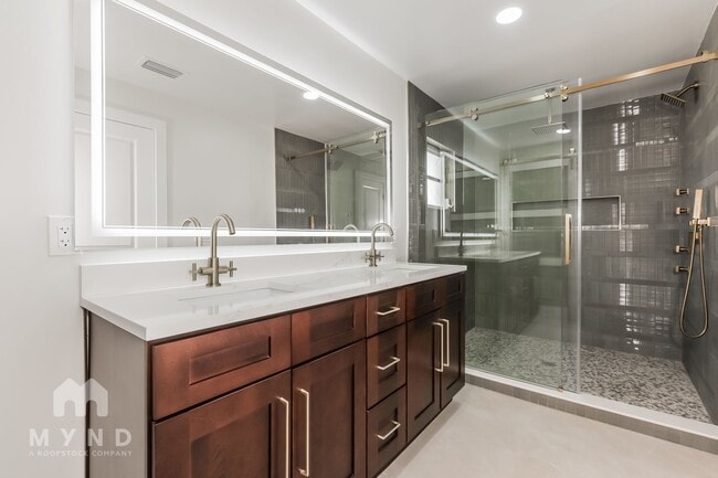 Building Photo - 10100 Paradise Blvd