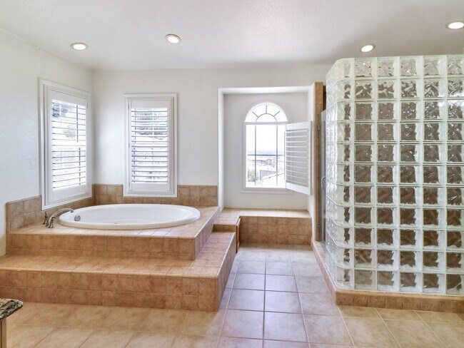Building Photo - Beautiful custom home in The Promontory in...