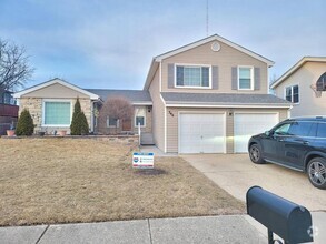 Building Photo - Spacious 3-Bedroom, 2.5-Bath Home with Fen...