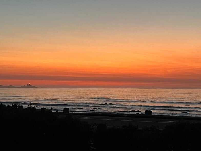 Enjoy Gorgeous sunsets - 790 York St