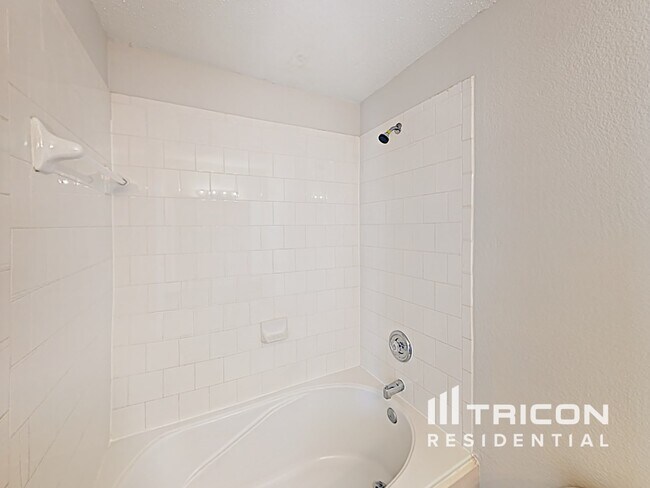 Building Photo - 704 River Run Dr