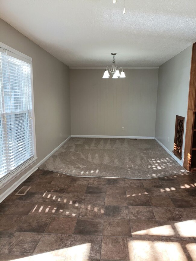 Building Photo - Enjoy Lakefront Luxury Year Round!
