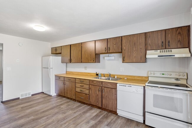 Building Photo - 1352 W Hiawatha Dr