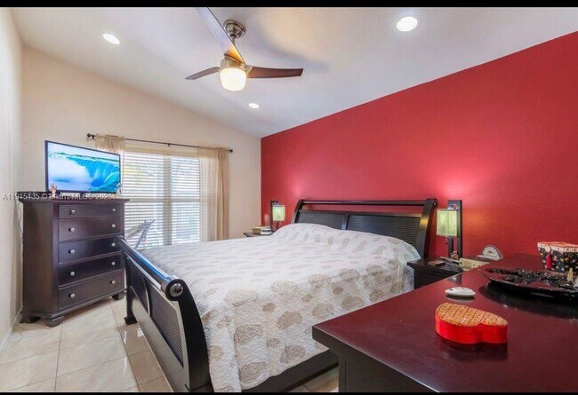 Building Photo - 1940 SE 14th Ct