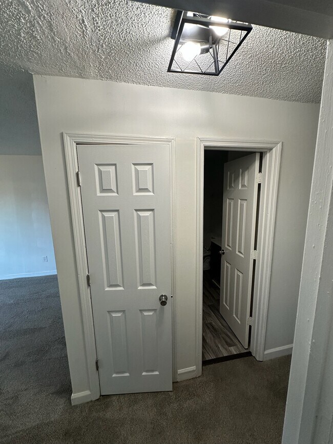 Building Photo - 1143 N Graycroft Ave