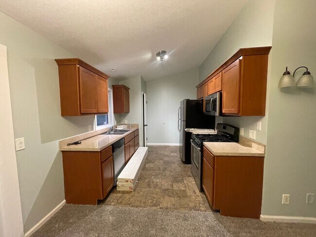 Building Photo - 6770-6772 Pleasantview St NE