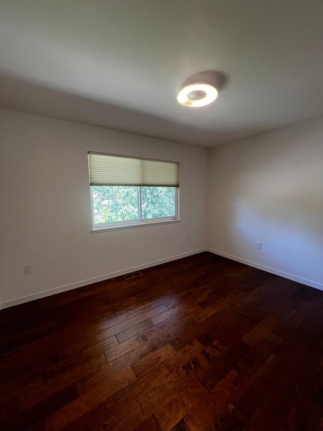 Building Photo - Updated 3 bedroom 2 bathroom Single Family...