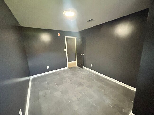Building Photo - 1850 Davis Cir